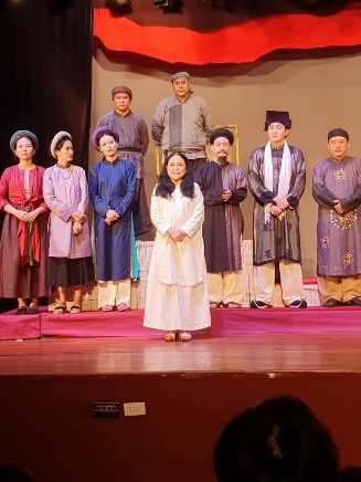 Hình 5 Các diễn viên giao lưu với khán giả sau khi công diễn vở Bàn tay của 4