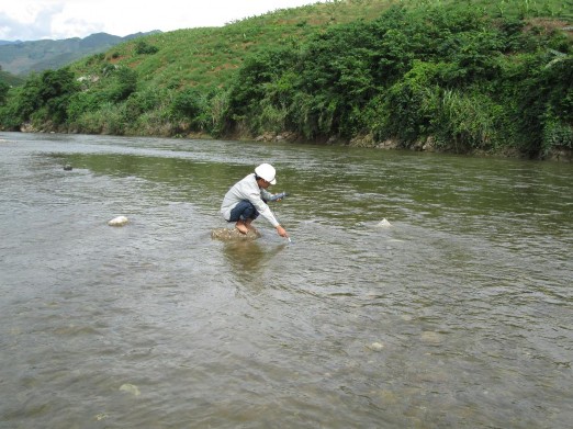 Ảnh 2 Lấy mẫu giữa dòng tại điểm đầu Nước từ Trung Quốc chảy vào Việt 2