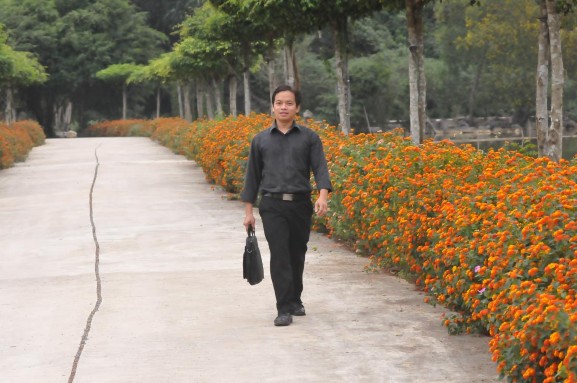 Hình 14 Tác giả tại khu vực đường dẫn nội bộ trong KDLST Thung Nham PHỤ LỤC 10