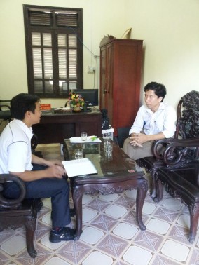 Hình 5 Tác giả làm việc với anh Nguyễn Văn Hoạt – Phó Chủ tịch UBND xã Ninh 4