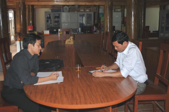 Hình 11 Tác giả làm việc với anh Phạm Công Chất Giám đốc KDLST vườn chim 7