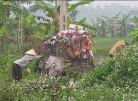 Ảnh 15 Rác thải được đưa vào bãi rác Ảnh 16 Bãi rác tập trung chưa được 14