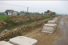 Ảnh 04 Xây dựng công trình thuỷ lợi Ảnh 05 Hệ thống đường giao thông xã 4
