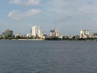 Hình 3 13 Các tòa nhà chung cư mọc sát hồ Tây Nguồn Tác giả 2015 3 5 4 Phản 6