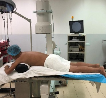 Hình 2 13 Tư thế bệnh nhân nằm sấp Nguồn chụp tại Bệnh Viện Trường 4