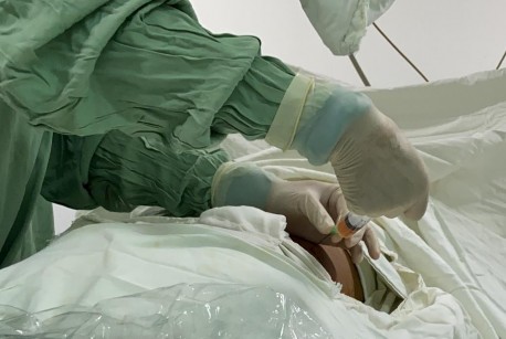 Hình 2 18 Lấy nước tiểu từ hệ thống đài bể thận để cấy Nguồn chụp 7