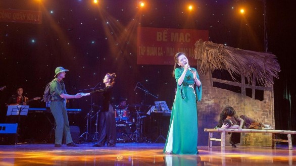 Hình 1 2 Tập huấn chuyên môn năm 2017 Nguồn Đoàn Văn công Quân khu 1 cung cấp 2