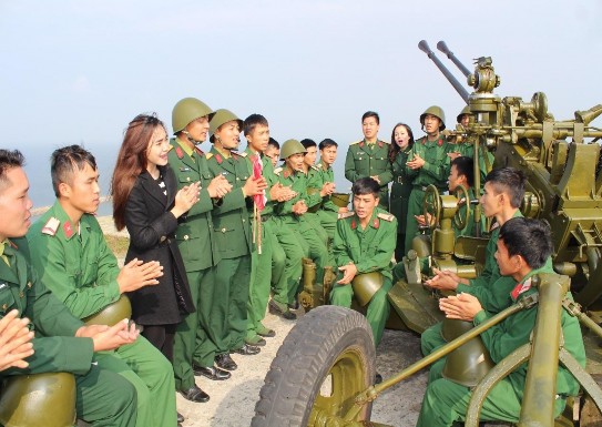 Hình 2 8 Cán bộ nghệ sĩ Đoàn Văn công QK3 giao lưu với chiến sĩ năm 2020 12