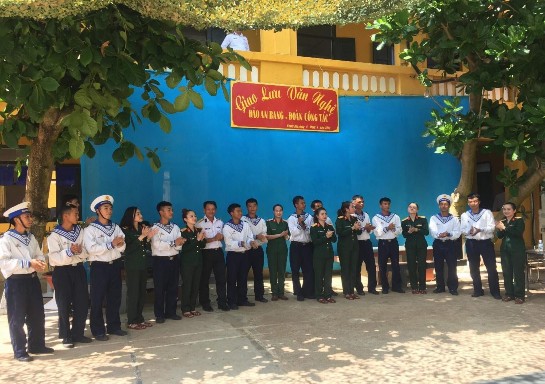 Hình 2 9 Cán bộ Đoàn Văn công QK3 giao lưu với chiến sĩ Đảo An Bang năm 2018 13
