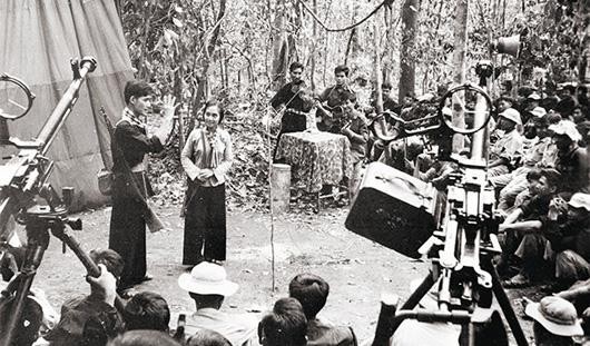 Hình 3 17 Văn công giải phóng tiền phương biểu diễn phục vụ bộ đội ngay 15