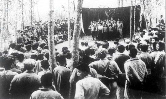 Hình 3 18 Văn công biểu diễn phục vụ bộ đội ngay tại chiến trường trong 16