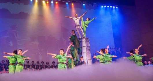 Hình 3 9 Hội diễn Nghệ thuật chuyên nghiệp Toàn quân 2014 Nguồn Đoàn Văn công 7