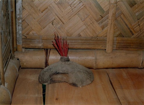 H21 Chỗ thờ ma nhà Nguồn Bảo tàng DTHVN H22 Uống rượu cần trong đám 1