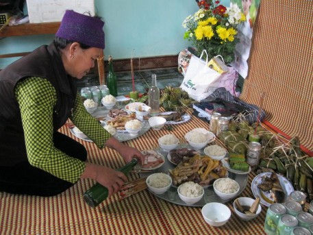 H37 Chủ nhà là dâu trưởng rót rượu mời ma nhà trong ngày Tết Ảnh Vũ Diệu 16