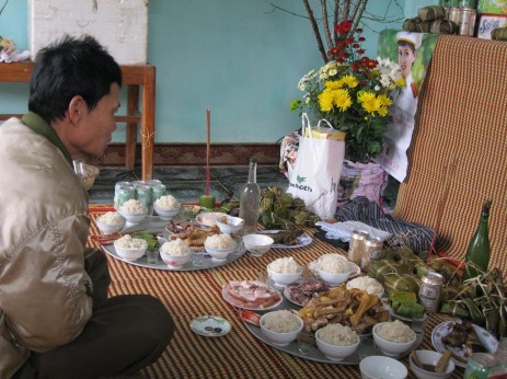 H39 Thầy mo làm lễ cúng Mồng 1 Tết cho gia chủ Ảnh Vũ Diệu ngày 31 1 2014 17