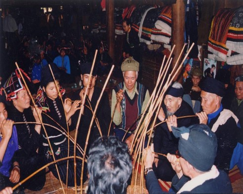 H22 Uống rượu cần trong đám cưới của người Thái Nguồn Bảo tàng DTHVN 2