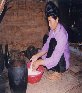 H24 Phụ nữ Thái vo gạo đồ xôi Nguồn Bảo tàng DTHVN H25 Người phụ nữ 3