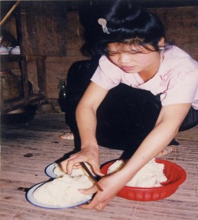 H25 Người phụ nữ Thái đang dệt vải Nguồn Bảo tàng DTHVN H26 Đan lát 4