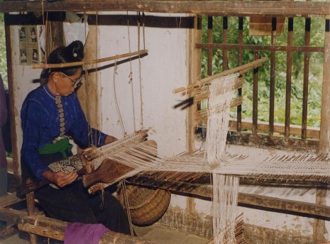 H25 Người phụ nữ Thái đang dệt vải Nguồn Bảo tàng DTHVN H26 Đan lát 5