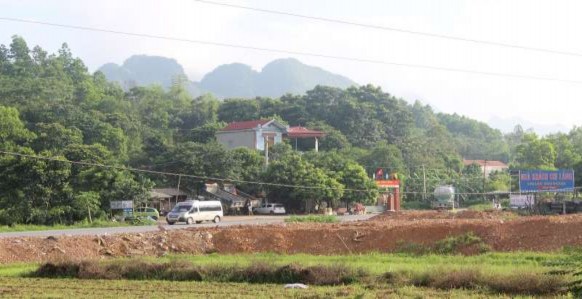 Cư dân thôn Khun Phang cạnh đường Quốc Lộ 1A bãi đất đỏ là đất san ủi 3