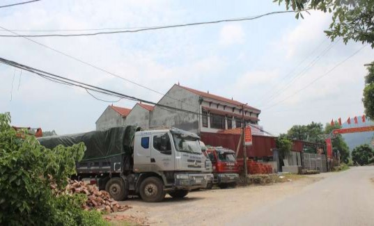 Những ngôi nhà mới xây và xưởng sản xuất ở ven đường Quốc lộ 1A Nguồn 7