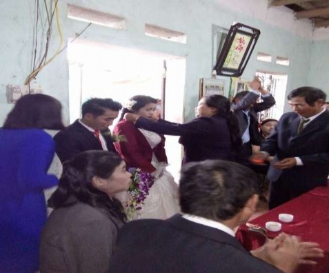 Bố mẹ trao của hồi môn cho con gái trong ngày cưới Nguồn Ảnh sưu tầm của 10