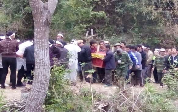 Đưa người chết ra đồng an táng trong đám ma của người Tày Nguồn Ảnh sưu 12