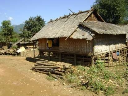 Ảnh 3 Nhà ở của người Khơ mú trước khi TĐC Người chụp Mr Khammuon chụp 1
