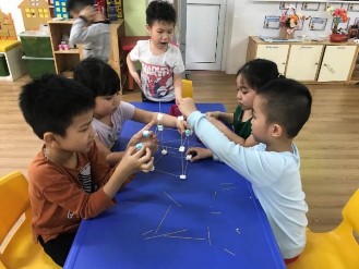 Bài tập 2 Xếp ngôi nhà từ mì nui và kẹo dẻo Bài tập 3 Quét lá sân trường 19