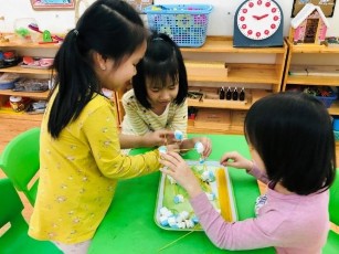 Bài tập 2 Xếp ngôi nhà từ mì nui và kẹo dẻo Bài tập 3 Quét lá sân trường 2