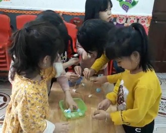 Bài tập 2 Xếp ngôi nhà từ mì nui và kẹo dẻo Bài tập 3 Quét lá sân trường 5