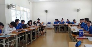 Hoạt động tiếp xúc với các lớp trước TNSP Sinh viên tổ chức xê mi na chủ 8