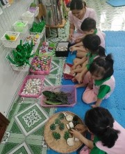 Hình 3 2 Cùng nhau quan sát lựa chọn sắp xếp vật liệu thiên nhiên trang trí 4