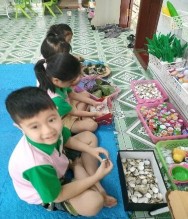 Hình 3 2 Cùng nhau quan sát lựa chọn sắp xếp vật liệu thiên nhiên trang trí 6