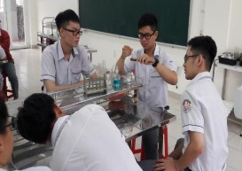 Hình 3 1 HS Trường THPT Võ Văn Kiệt Tp Hồ Chí Minh thực hiện thí nghiệm kiểm 1