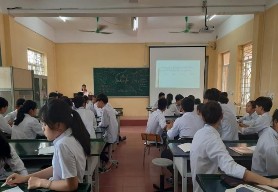 Hình 3 1 HS Trường THPT Võ Văn Kiệt Tp Hồ Chí Minh thực hiện thí nghiệm kiểm 2