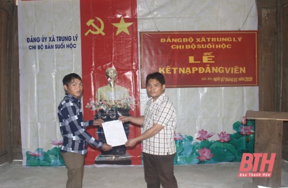 Kết nạp đảng viên mới Đảng bộ xã Trung Lý huyện Mường Lát Đại hội 7