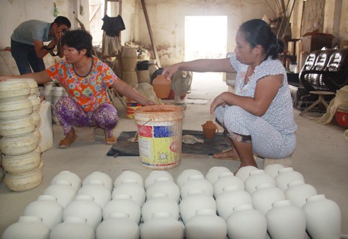 Hình 13 Công đoạn tráng men của làng gốm Quyết Thành Huyện Kim Bảng Hình 14 10