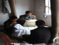 Hình 6 Thêu được thực hiện trong từng Hình 7 Những Xí nghiệp thêu ren gia 3