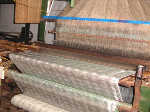 Hình 11 Dệt lụa ở Nha Xá Huyện Duy Tiên Hình 12 Khăn quàng cổ bằng lụa 8