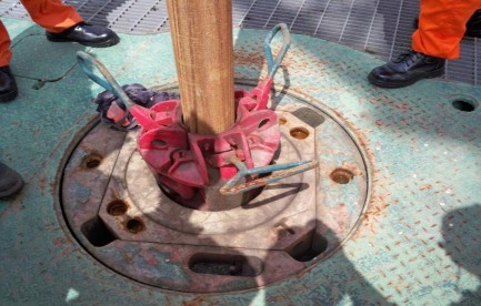 Hình II 2 5 Chấu chèn Để treo chuỗi cần khoan và khai thác khi tháo vặn cần 17