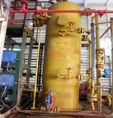 Hình I 2 24 Bình V 100 trên giàn 2 5 6 Bình tách áp suất thấp C5 tách condensat Áp 9