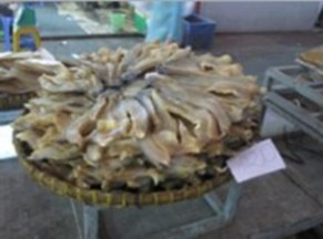 A Phơi cá lóc khi chế biến khô b Khô cá lóc đen được bán tại chợ c Khô cá 8