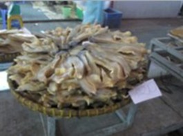 A Bán lẻ cá lóc tươi sống ở chợ b Bán lẻ khô cá lóc ở chợ c Bán lẻ 10