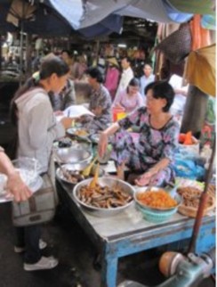 C Bán lẻ mắm cá lóc ở chợ d Dạng mắm cá lóc nguyên con được bán chủ 11