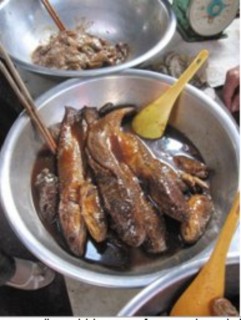 C Bán lẻ mắm cá lóc ở chợ d Dạng mắm cá lóc nguyên con được bán chủ 12