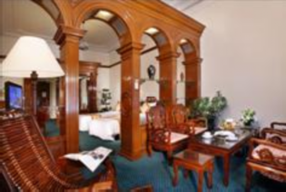 Phòng Junior Suite diện tích b ình quân 55m 2 có phòng khách được trang bị 3