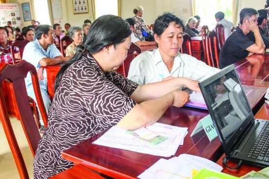 Ảnh phụ lục 7 6 Các tổ trưởng Tổ Tiết kiệm và vay vốn hướng dẫn cho hộ 2