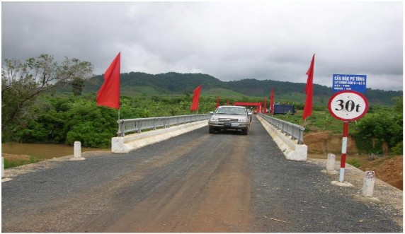 Cầu Đắk Pơ Tông do Công ty TNHH MTV Cao su Chư Păh xây dựng Nguồn Tạp chí Cao 11