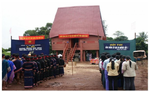 Nhà rông do Công ty TNHH MTV cao su Chư Păh xây dựng Nguồn Tạp chí Cao su Việt Nam 3